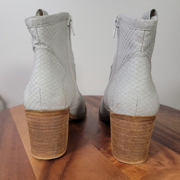 Amazon.com | Dirty Laundry Unite White Snake 5.5 B (M  Dirty Laundry Western Boots Size 6 Gray Snake Textured Ankle Booties Cowboy